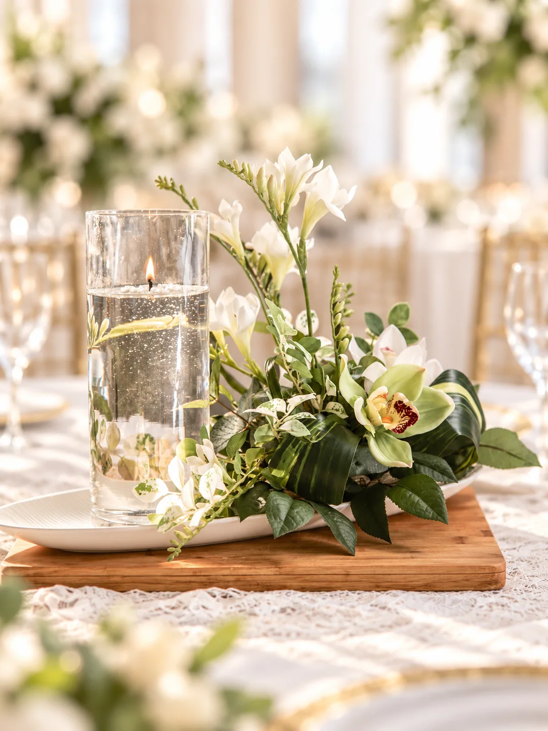 Collection Prestige : vase et composition florale sur plateau de bois